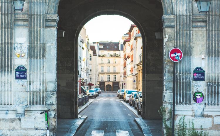 A large overhang entryway into a street.